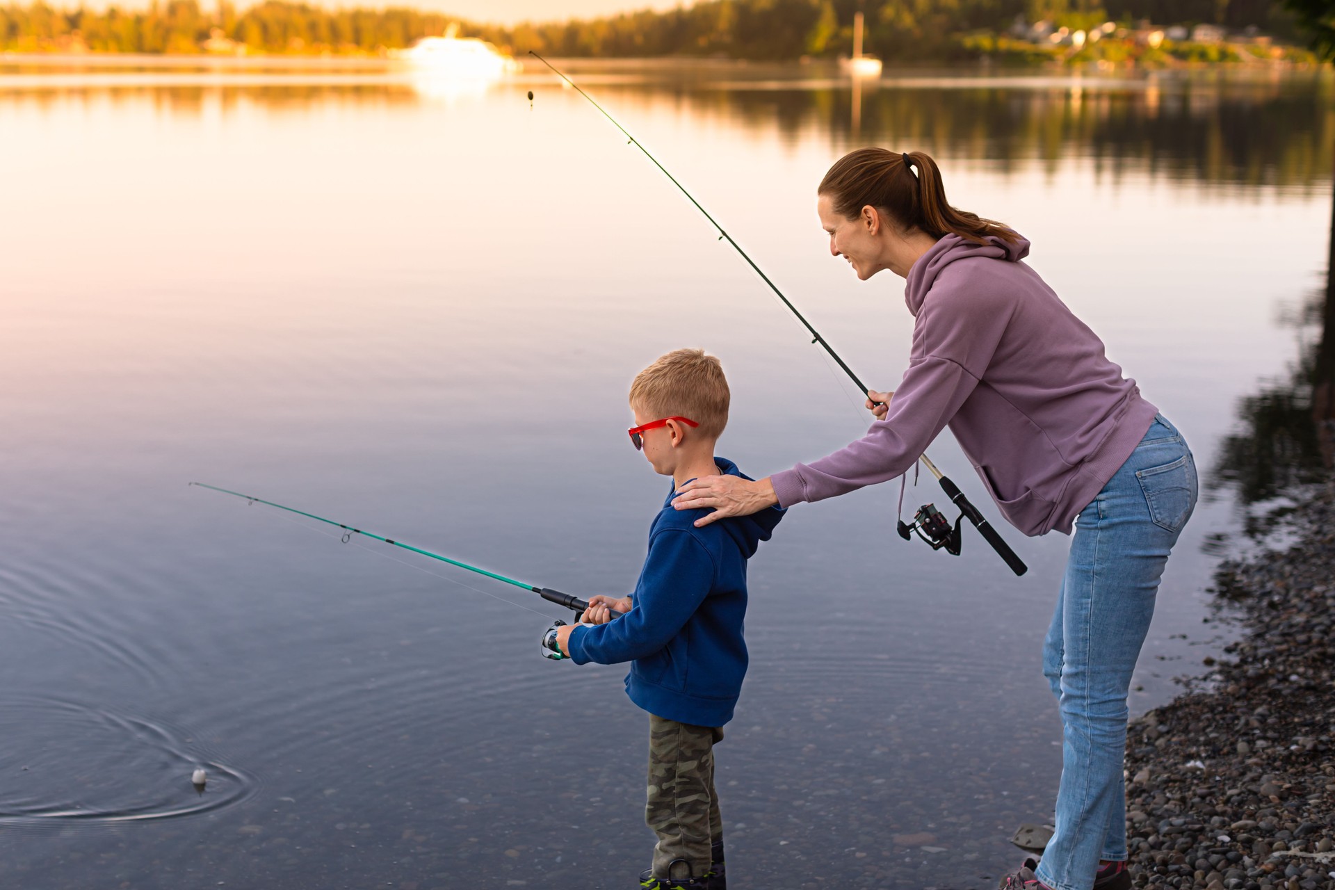 Mãe e filho pescando juntos.
