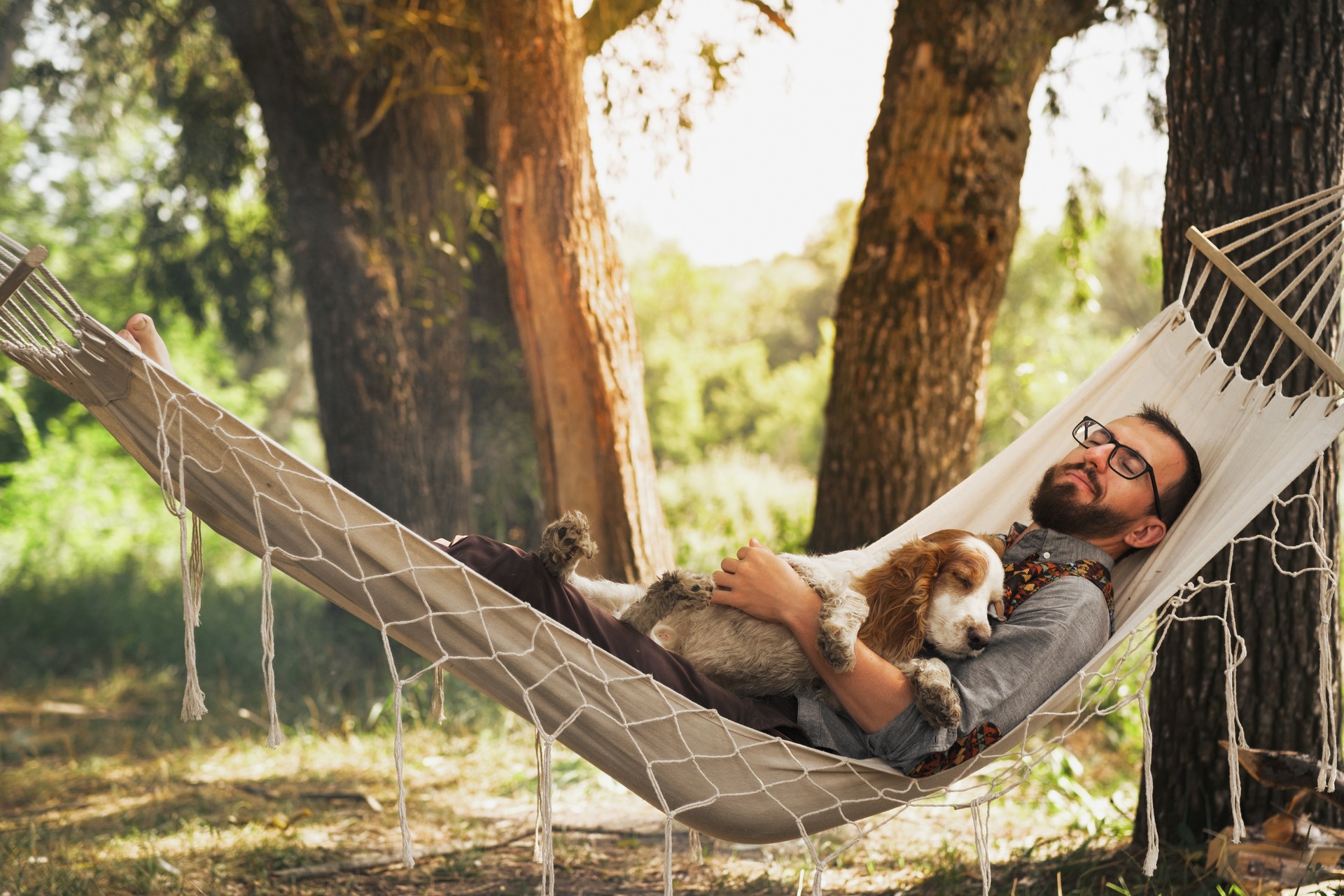 Descansando com o cachorro em uma rede ao ar livre