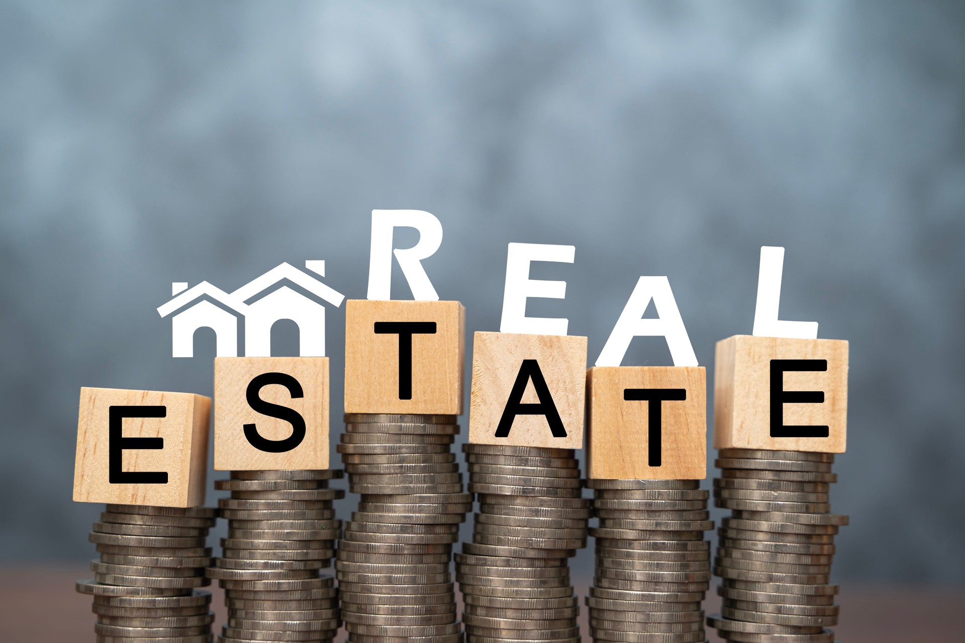 Poupe dinheiro para imóveis comprando uma nova casa e empréstimo para se preparar para conceitos futuros.