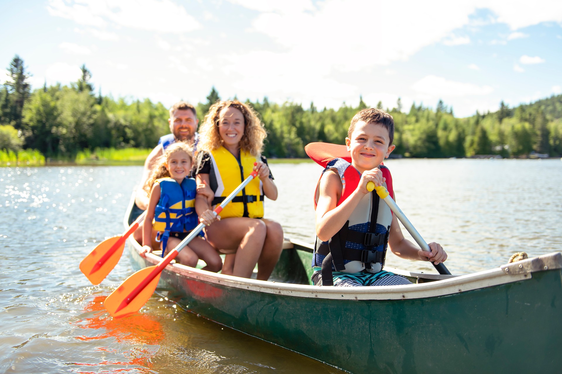 Família em uma canoa em um lago se divertindo