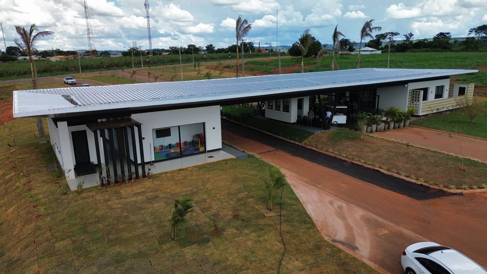 A portaria já existe. O resto é obra em andamento.