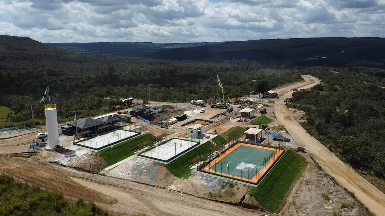 A obra já mostra as piscinas.