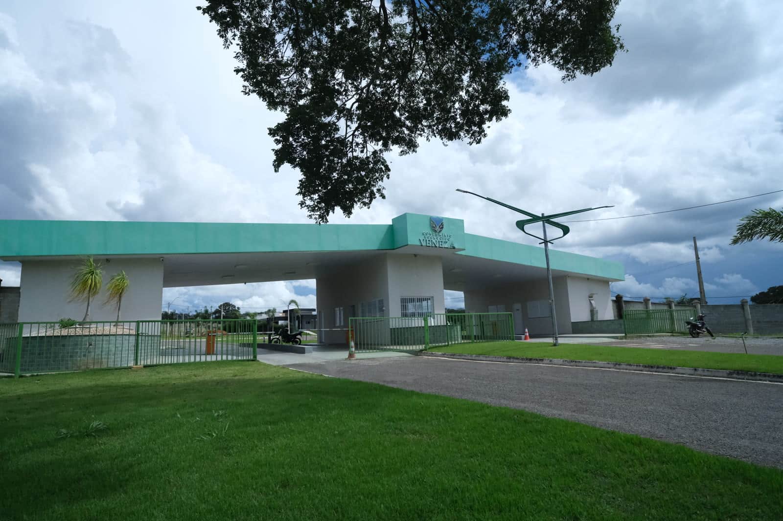 Terreno plano, água na porta, pode construir hoje.