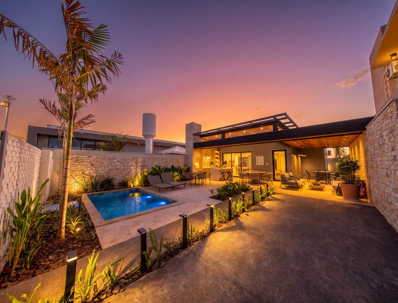 Casa pronta com piscina em condomínio fechado, ao entardecer