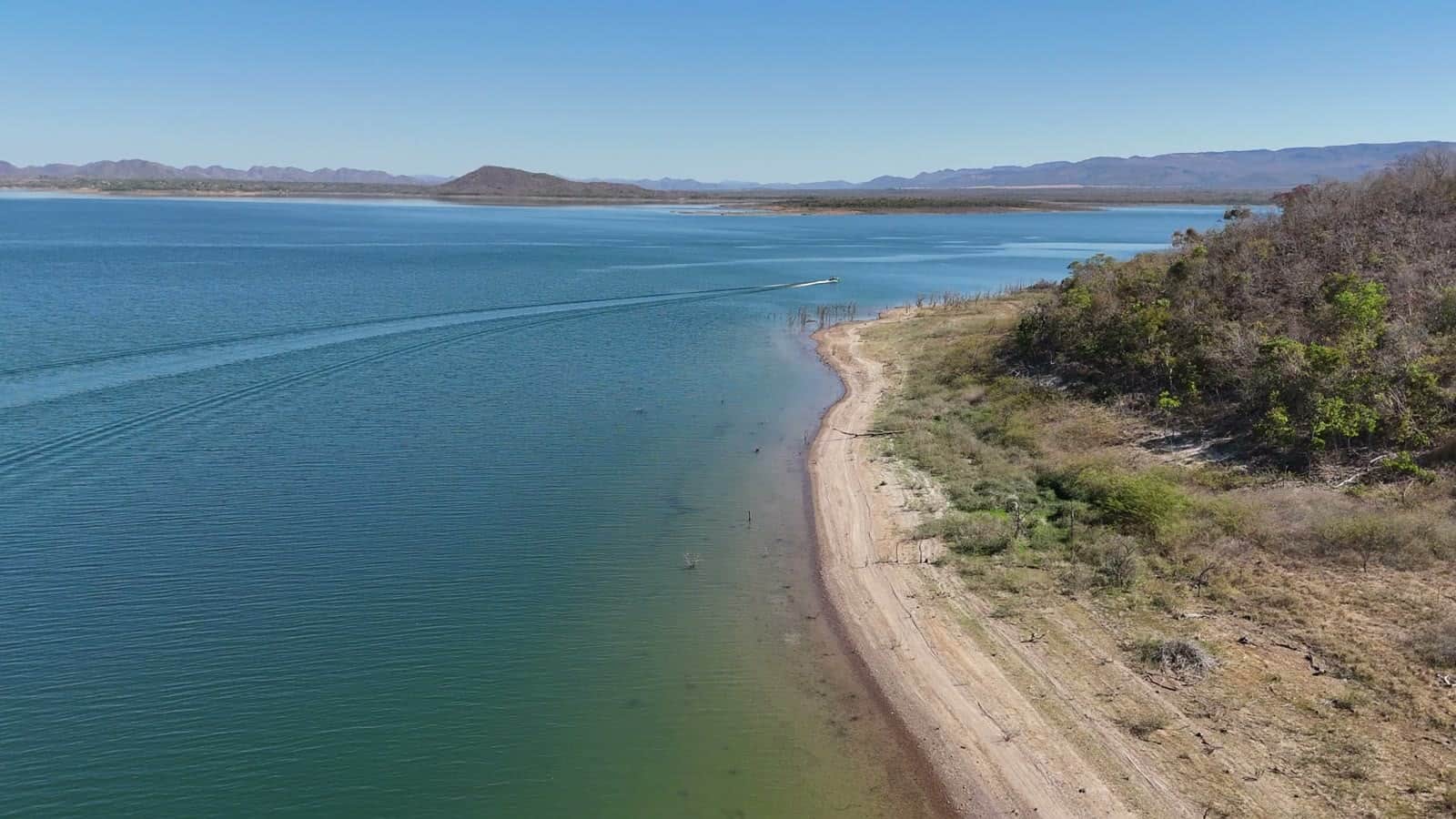 O maior lago do Brasil na porta: tucunaré, lancha, jet ski, vela.