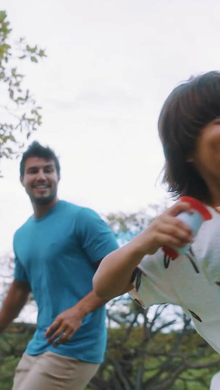 Pai e filho soltando pipa no gramado