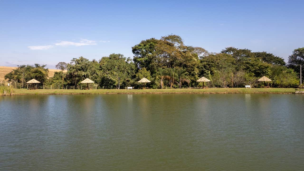 O lago de 8.400 m² é de pesca, e está ali.