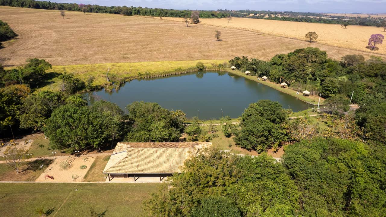 Lago e salão de festas vistos do alto