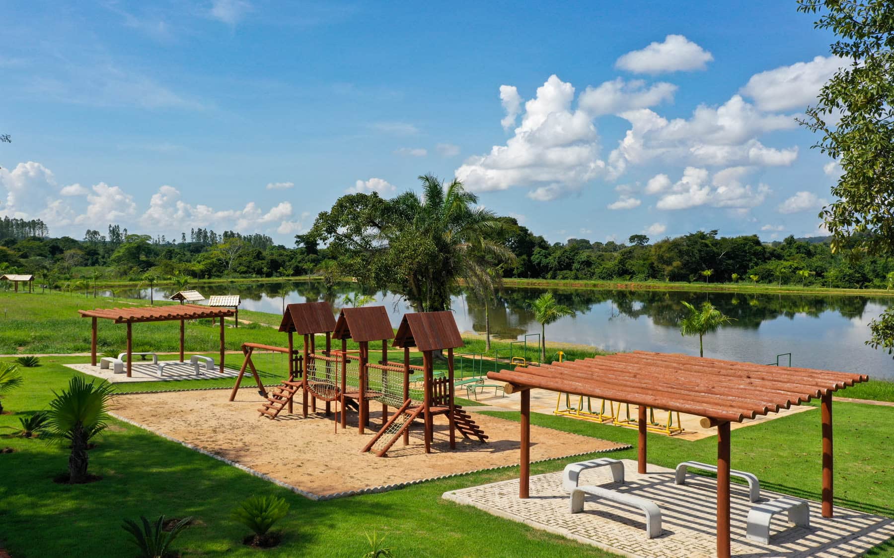 Lago com pergolados e playground em condomínio de chácaras entregue