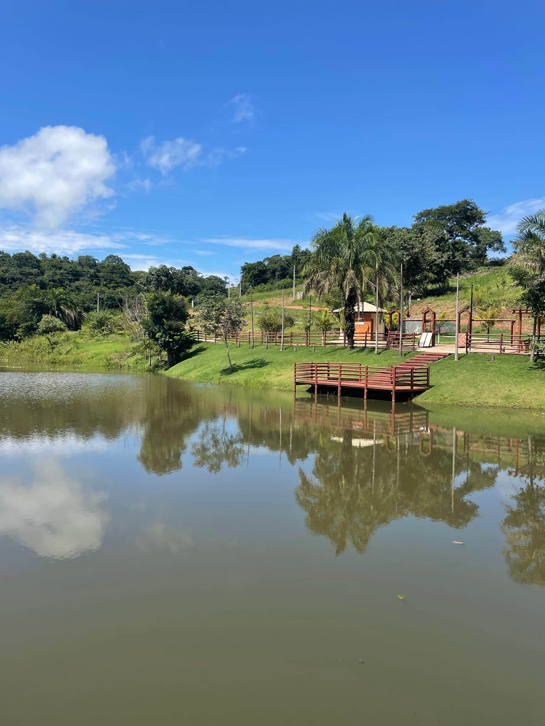 Lago com deck de madeira em um dos condomínios atendidos