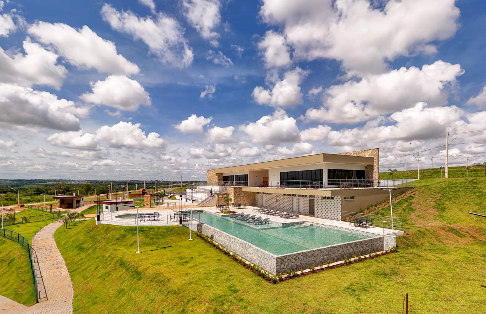 Uma piscina com raia de 25 metros.