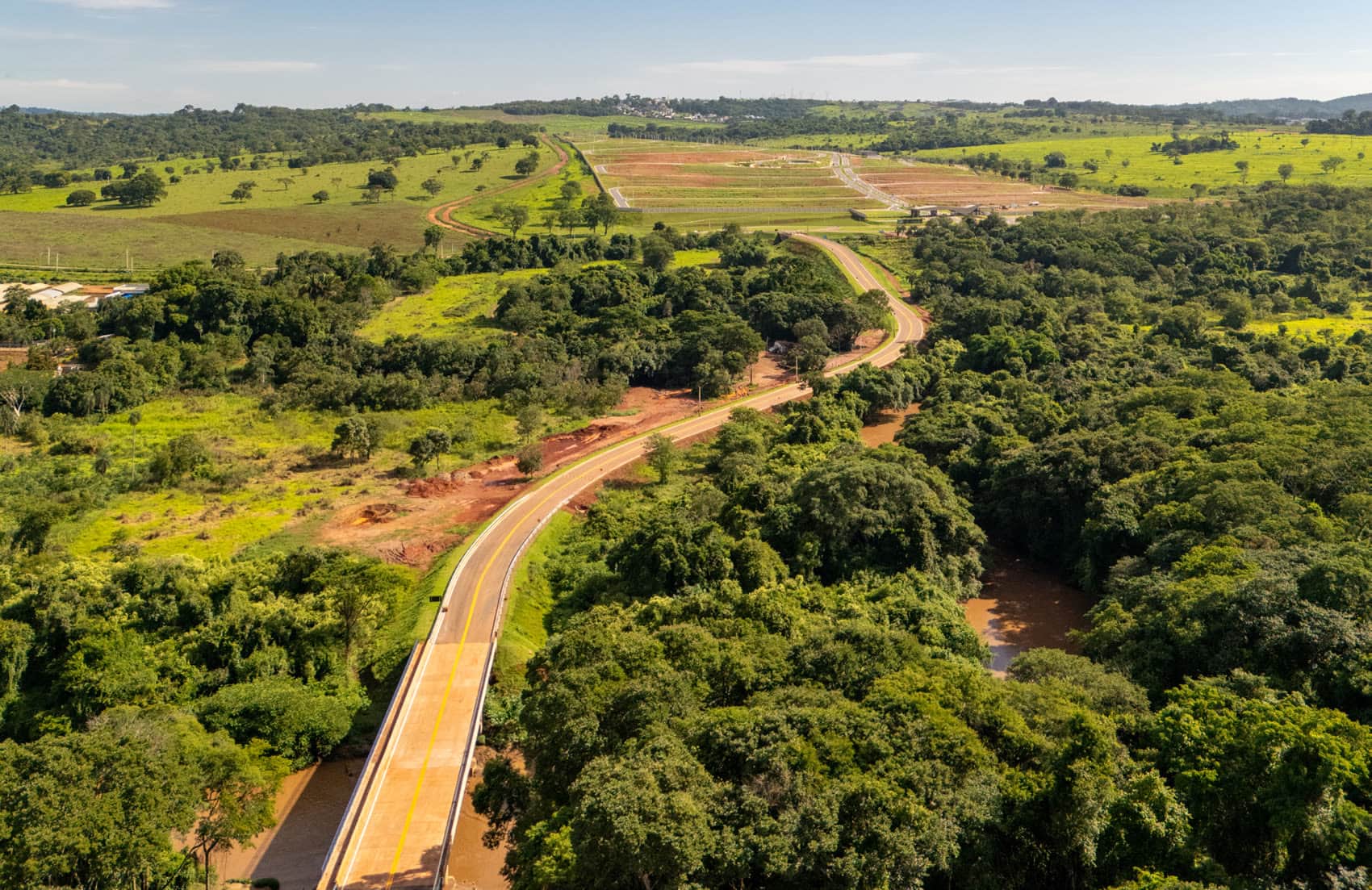 O condomínio construiu uma avenida e deu para a cidade.